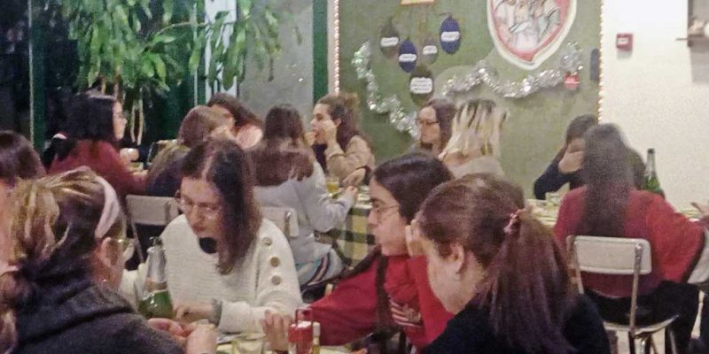 Cena de Navidad en familia con todas las residentes